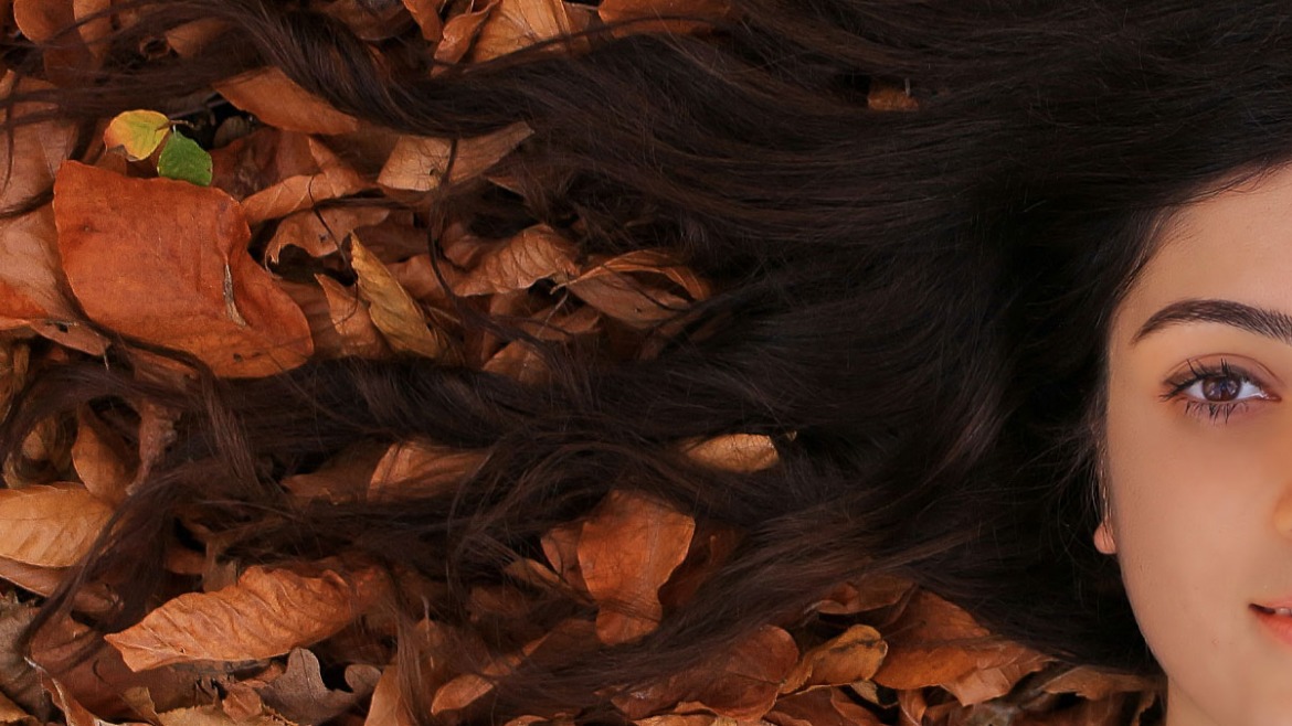 La caída del pelo en otoño: Causas, duración y soluciones